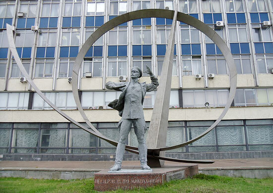 Памятник Петру Нестерову в Киеве