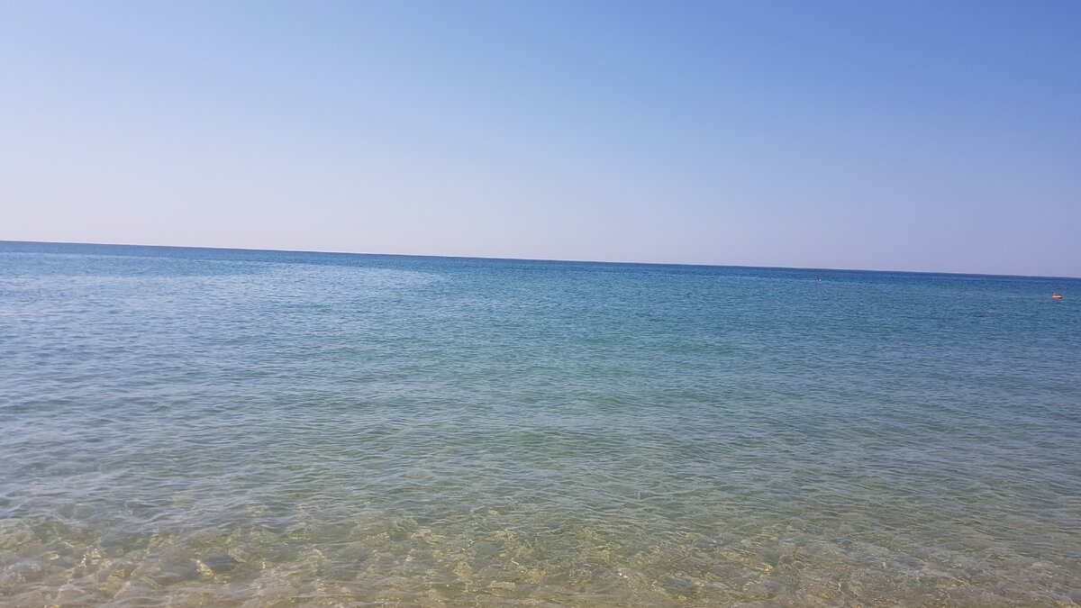Там где море сливается с небом. Бугазская коса. Фото автора.