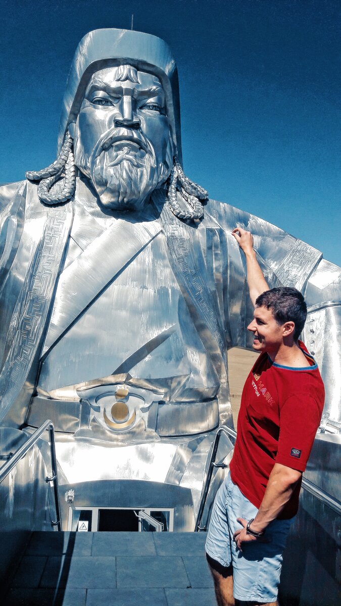 Статуя Чингис Хана под Улан-Батором – одна из крупнейших в мире конных статуй