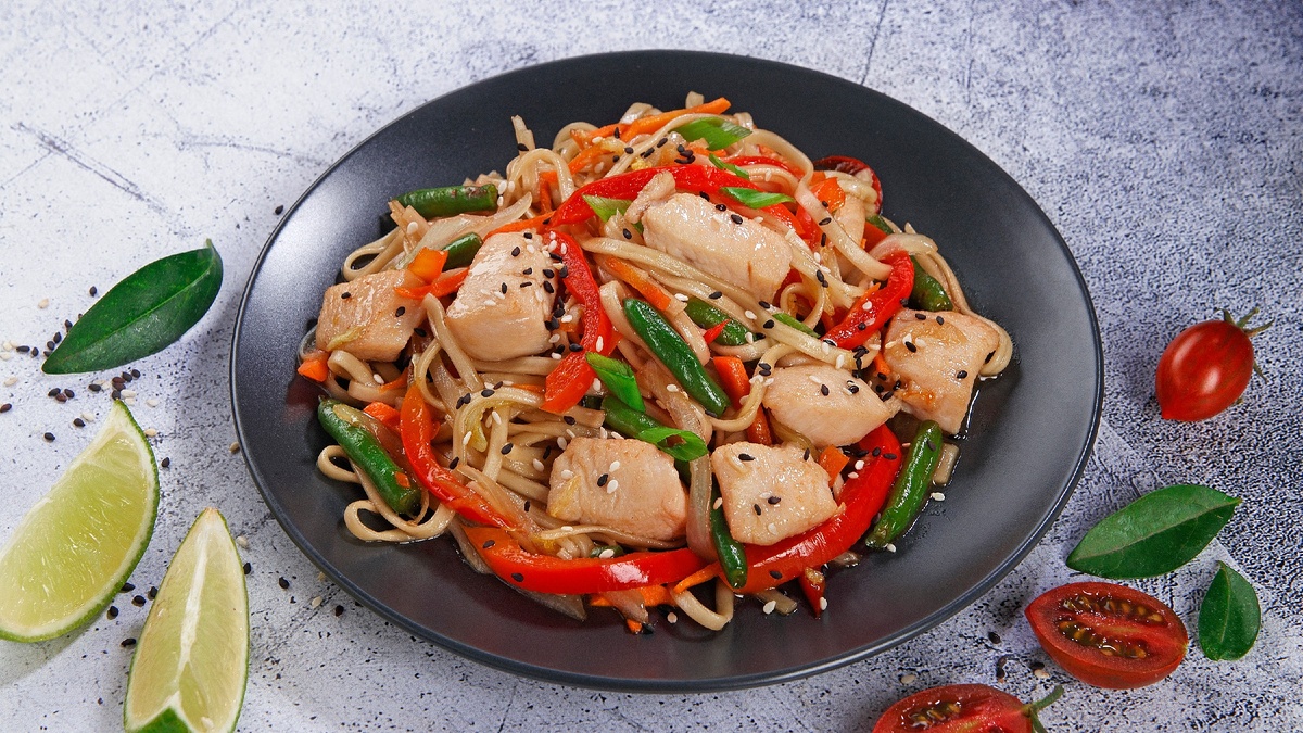WOK-удон с курицей под соусом терияки