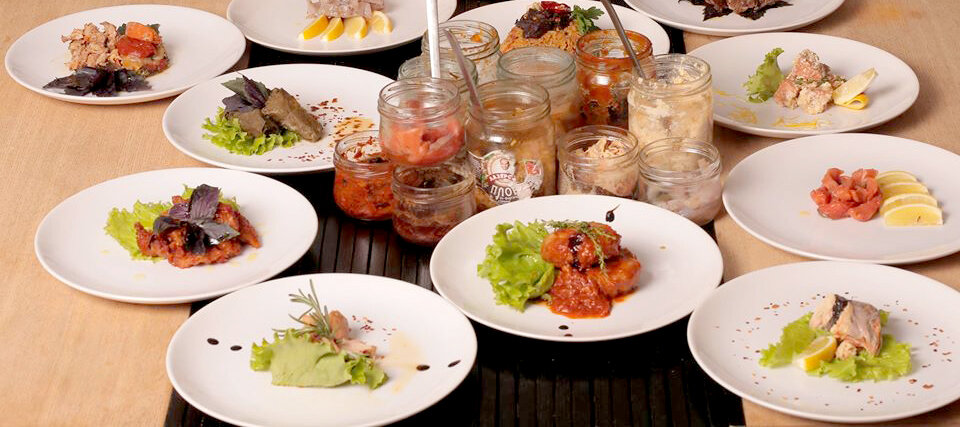 Ресторанная еда упакованная в стеклянную банку.