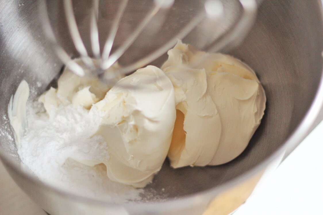 Используйте хороший маскарпоне и тогда не придётся страдать что крем всрат