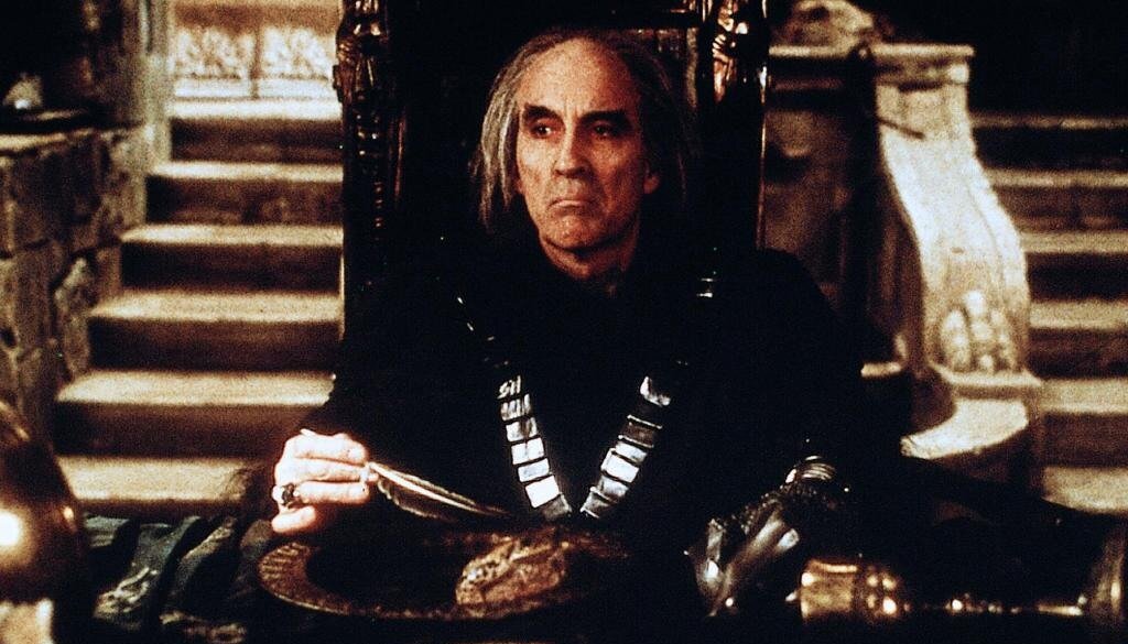 Кристофер Ли уже тогда играл злодеев.