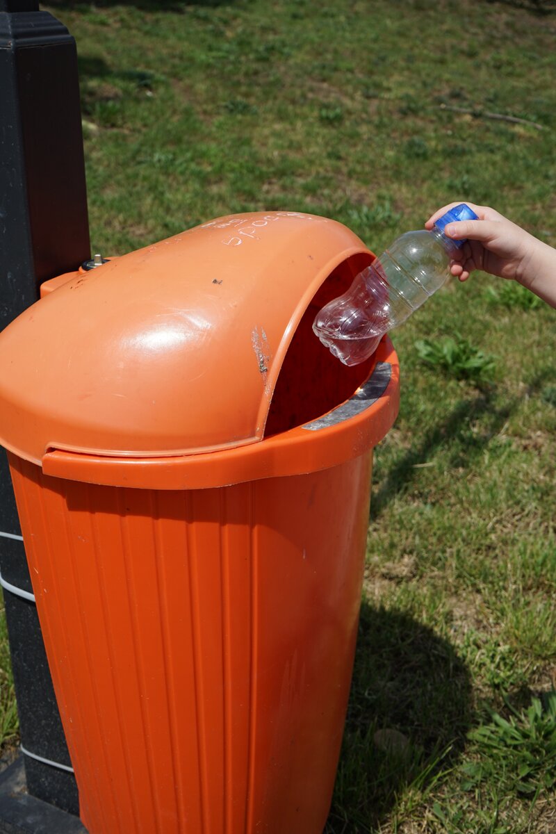 Чему мы научим наших детей, так потом и будем жить через 50 лет, либо в куче мусора, либо в парках и зеленых деревьях! Позаботьтесь об этом уже сегодня!