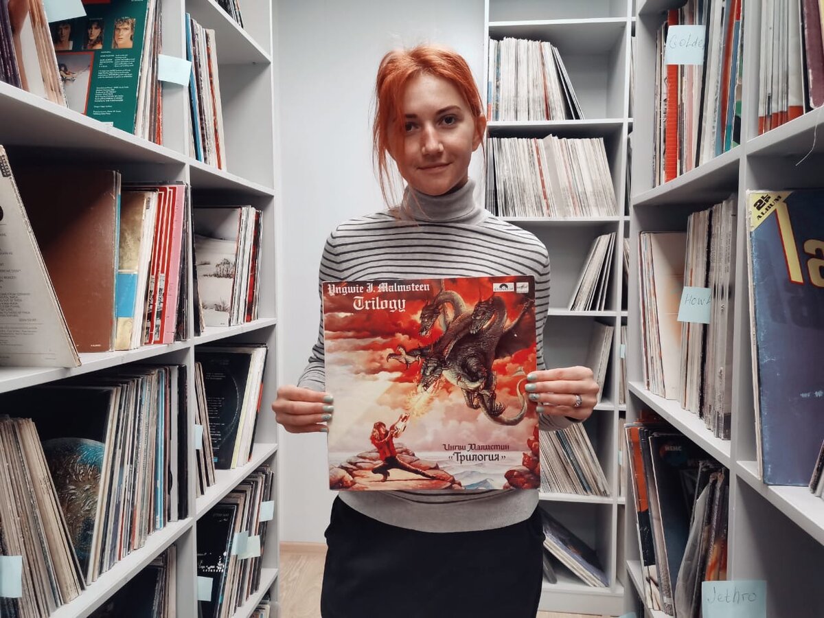 Это Аня, специалист нашего магазинчика