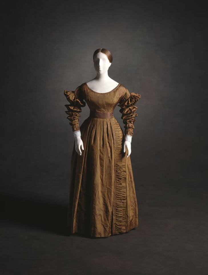 Платье королевы Виктории, в котором она присутствовала на Тайном совете, 1837 год. Сегодня платье кажется коричневым из-за выцветания, но оно изначально было черным.