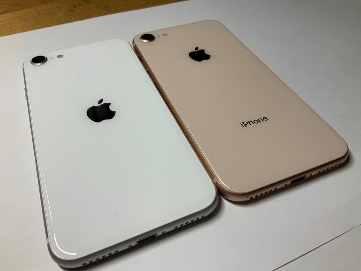 https://commons.wikimedia.org/wiki/File:IPhone_SE(%E7%AC%AC2%E4%B8%96%E4%BB%A3)%E3%81%A8iPhone_8%E3%81%AE%E6%AF%94%E8%BC%83.jpg