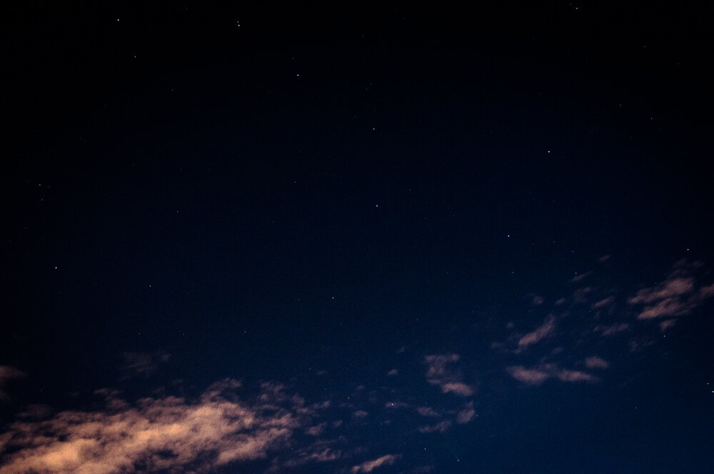 Комета C/2020 F3 (NEOWISE) в самой нижней части кадра под ковшом Б. Медведицы