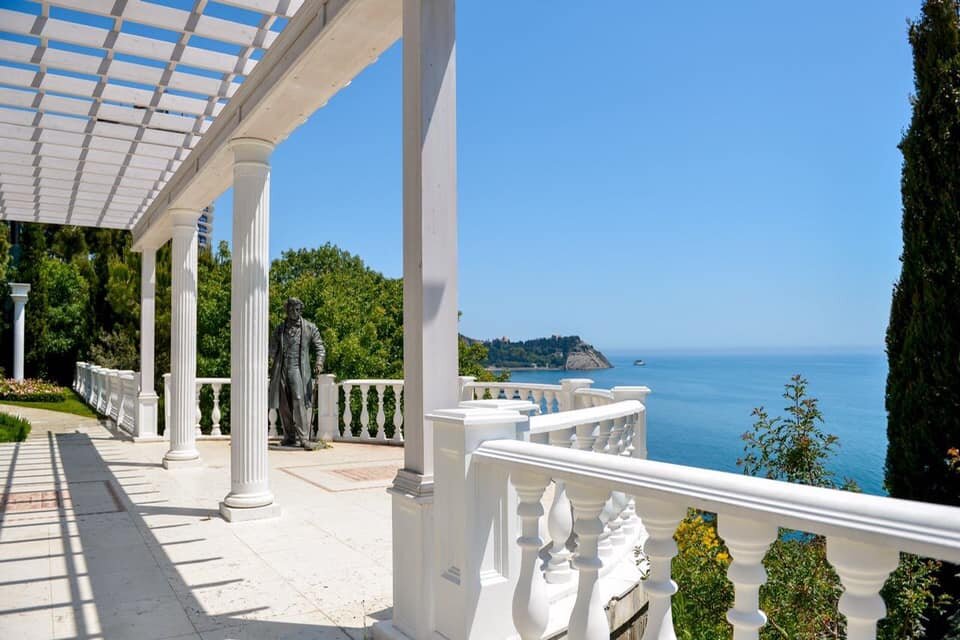 Памятник А.С.Пушкину и вид на мыс Плака, санаторий "Айвазовское", Партенит, Крым