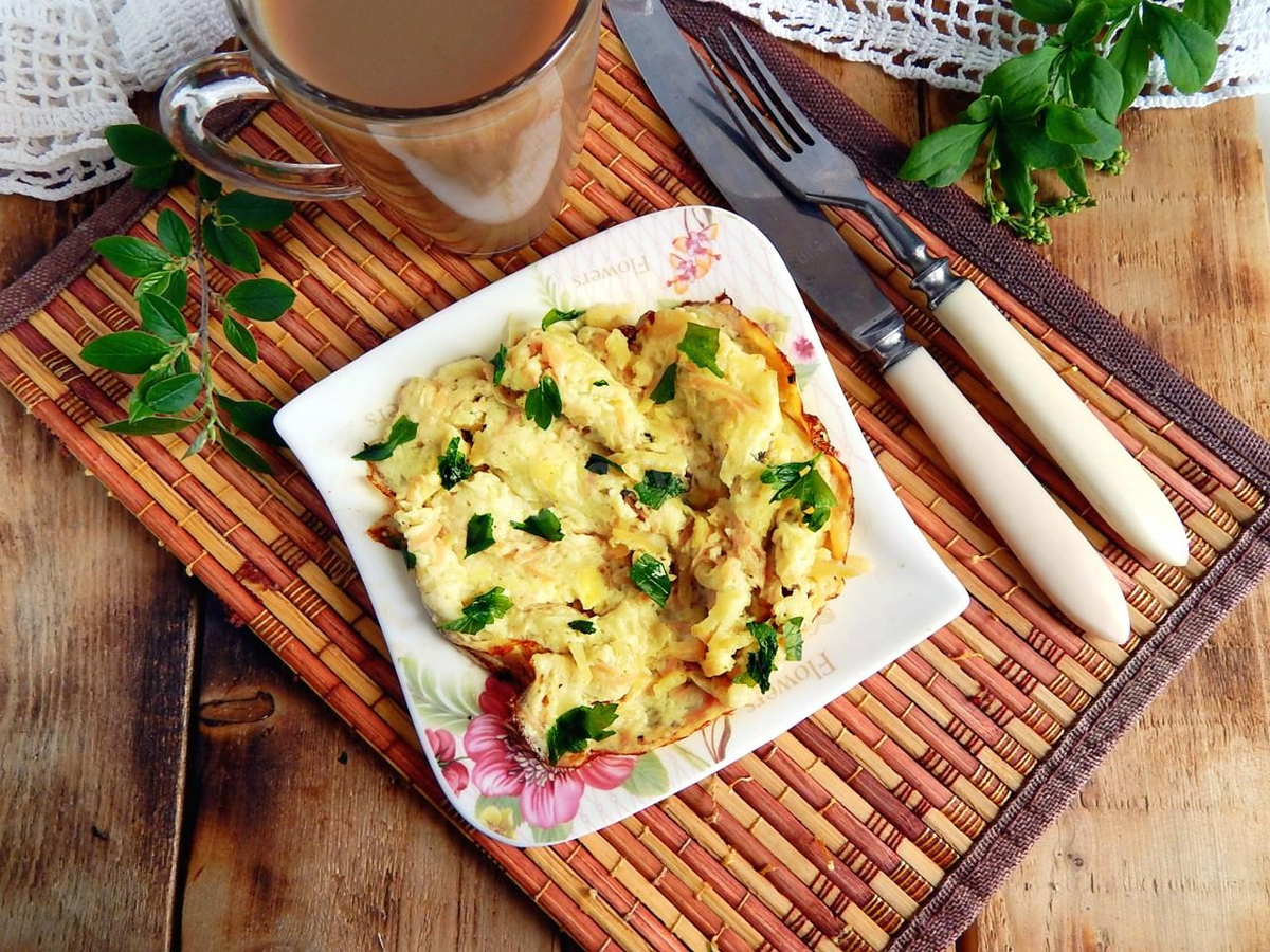 Омлет с колбасой. Омлет с колбасой и сыром. Омлет с колбасой и сыром на сковороде. Омлет с колбасой на завтрак.