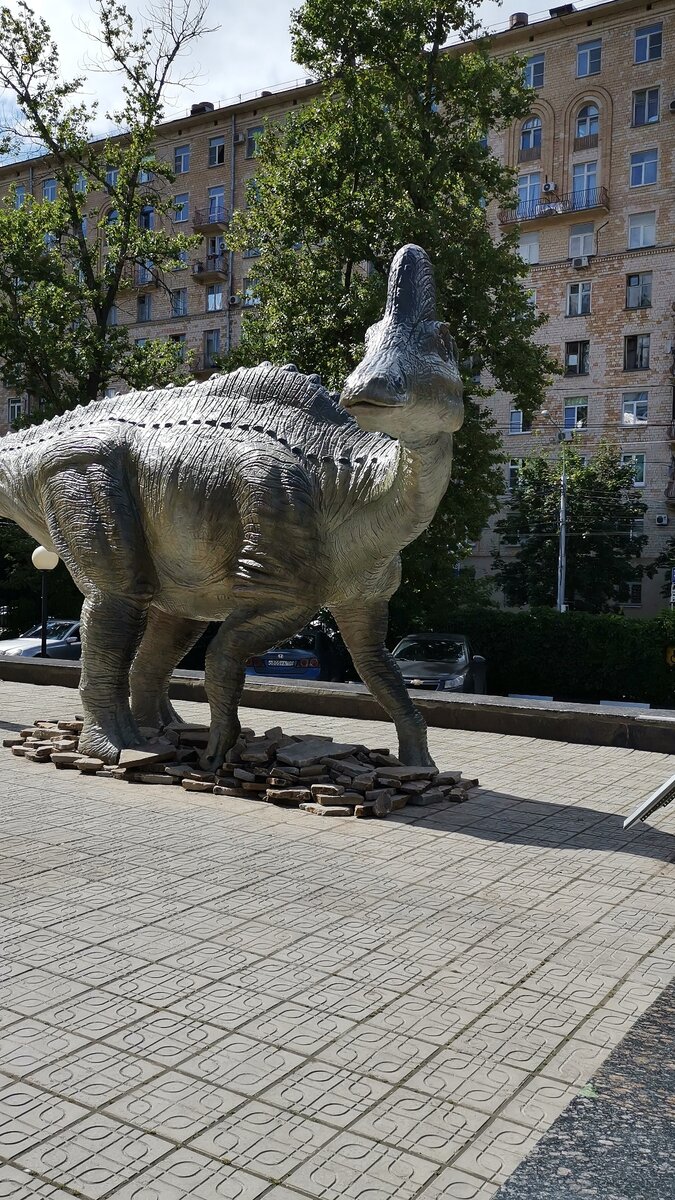 На входе нас встречает динозавр 