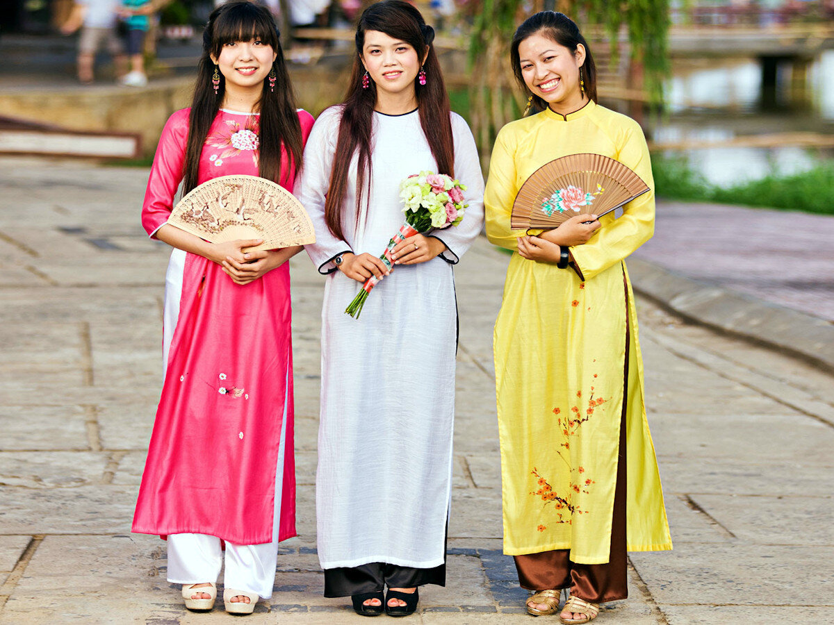 Ох уж эти вьетнамки в национальных костюмах. Такие красивые