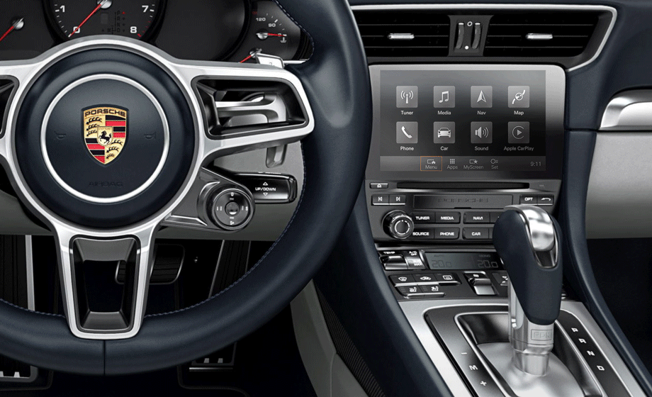 Информационно-развлекательный модуль PCM с навигацией — базовое оборудование в России. Управление — на любой вкус: тачскрином, клавишами и рукоятками на консоли или — за доплату — с руля. Больше всего вопросов к стороннему интерфейсу Apple CarPlay. Например, он слишком ярок в темноте в сравнении со сдержанным фирменным меню Porsche. 
А как хороша, ребята, Carrera с «механикой»! Немцы допилили семиступенчатую ручную коробку, собранную в корпусе робота PDK, расслабили длинноходное сцепление — и я опять захотел именно трёхпедальную машину. Знакомство с ней безусловно стоило траты редакционных денег — ведь работу в Германии мы организовали за свой счёт. Условия там почти лабораторные. Меняю машины в произвольном порядке, мотаюсь по одному и тому же маршруту из Штутгарта в Вайсах: шоссе, сельские дорожки, полный газ, ямки-канавки…

Тестовые автомобили обуты в одинаковые шины Pirelli P Zero размерности 245/35 R20 спереди и 305/30 R20 сзади. Жаль, для базовой Карреры 20-дюймовые колёса неродные, на них она кажется жёстче, чем «эска». Скорее всего, амортизаторы настроены под штатные, 19-дюймовые. А так из двух объезженных Каррер только по 420-сильной можно сказать, что шасси в ходе рестайлинга было действительно перенастроено на более комфортный ход.
