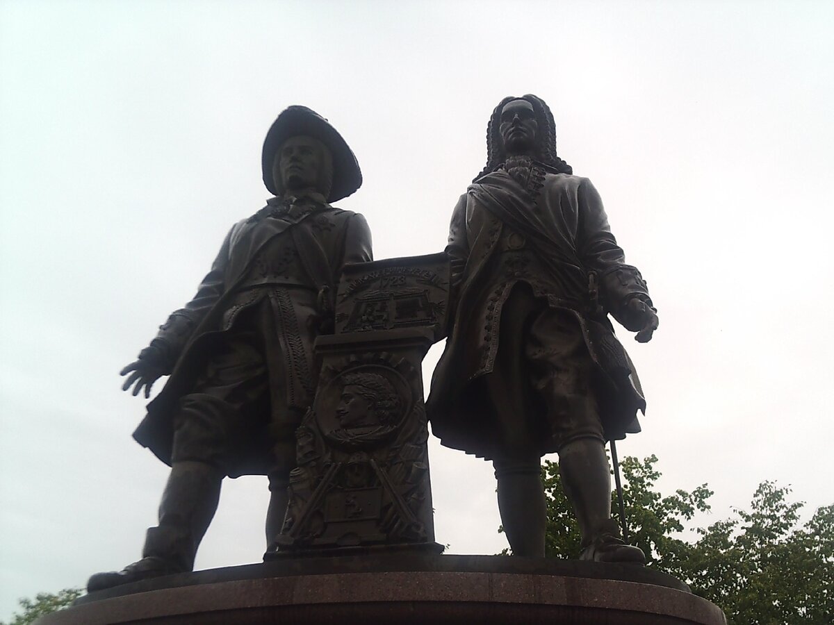 Екатеринбург. Памятник Татищеву и де Геннину.