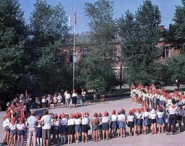 Линейка в пионерском лагере