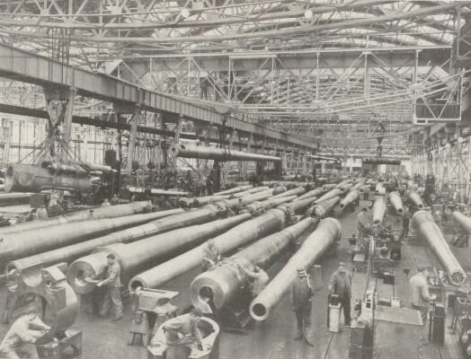 Трудящиеся на немецком заводе.