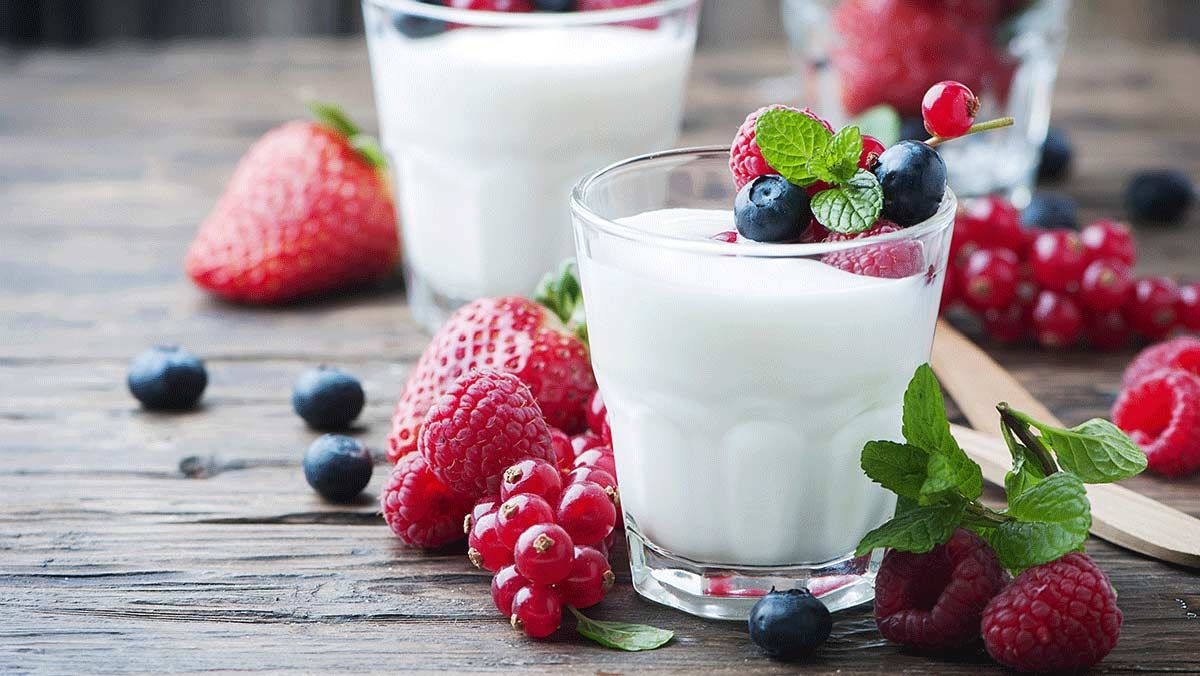 Фото питьевого йогурта. Йогурт. Ягодный коктейль. Кефир с ягодами. Йогурт питьевой красивый.
