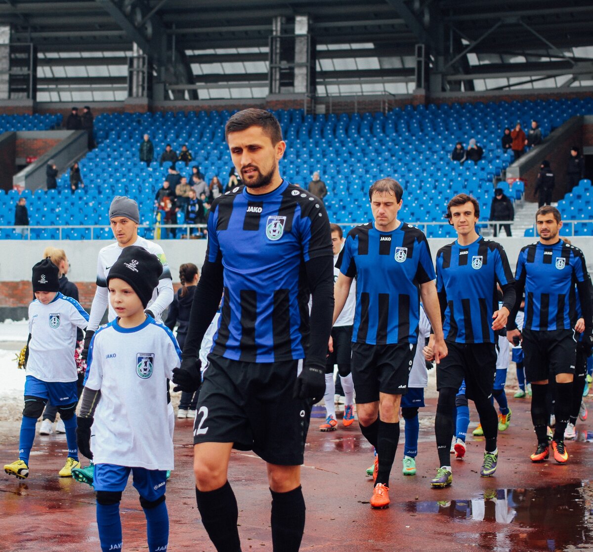 Стартовый состав Шинника выходит на поле