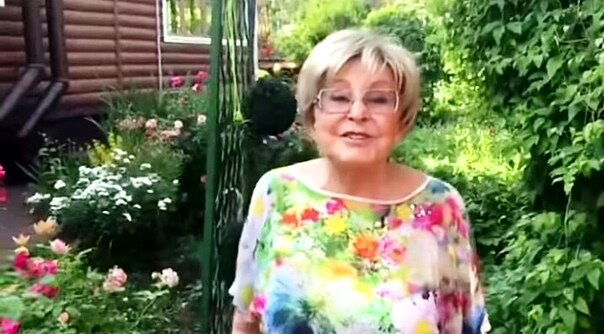 Уехавшая на отдых без молодого жениха Ангелина Вовк, похвасталась фигурой в купа