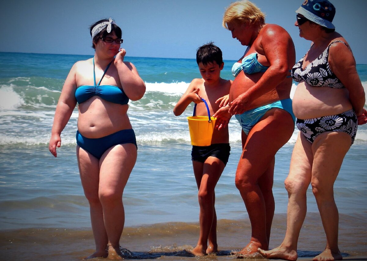 бразильские пляжи дикие. старые женщины на пляже. пожилые женщины на пляже. пляжи бразилии. пожилые женщины на пляже.