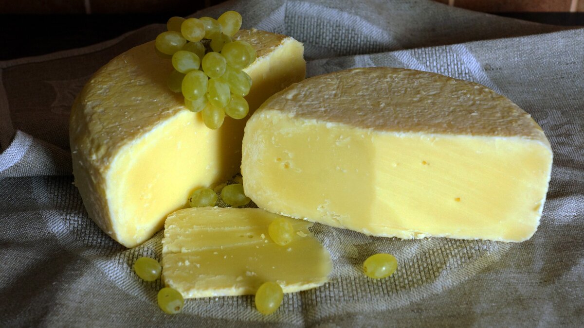 Предлагаю приготовить твёрдый сыр. Швейцарский сыр относится к группе твердых прессуемых сыров с высокой температурой второго нагревания. Родина сыра деревня Бринц вблизи Берна. Это Швейцария. Готовится сыр из коровьего молока. Рецепт сыра представлен в ролике очень подробно. В конце видео дегустация сыра Sbrinz!