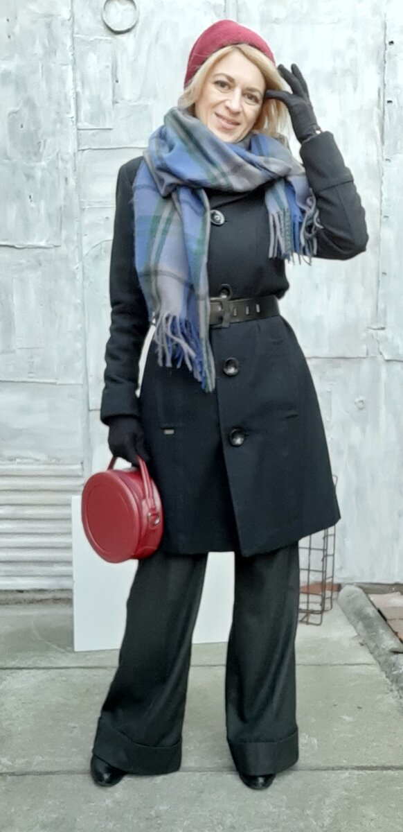 Пальто с брюками.