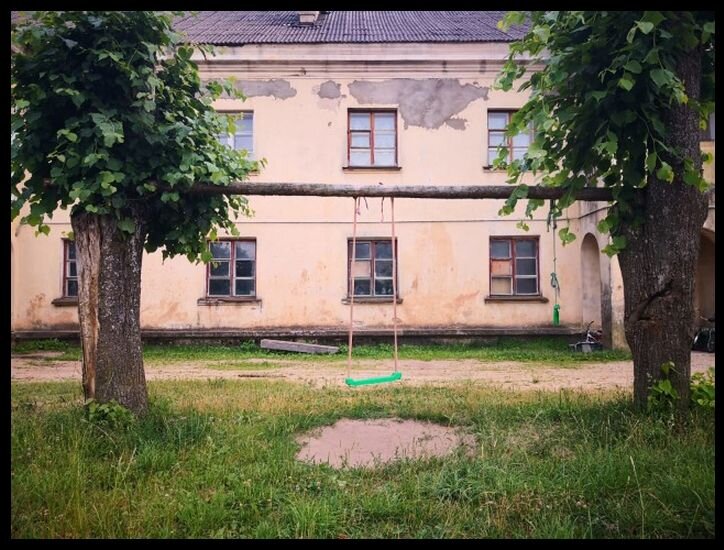 Пустующие качели в Седе. Фото: smartlatvia.lv