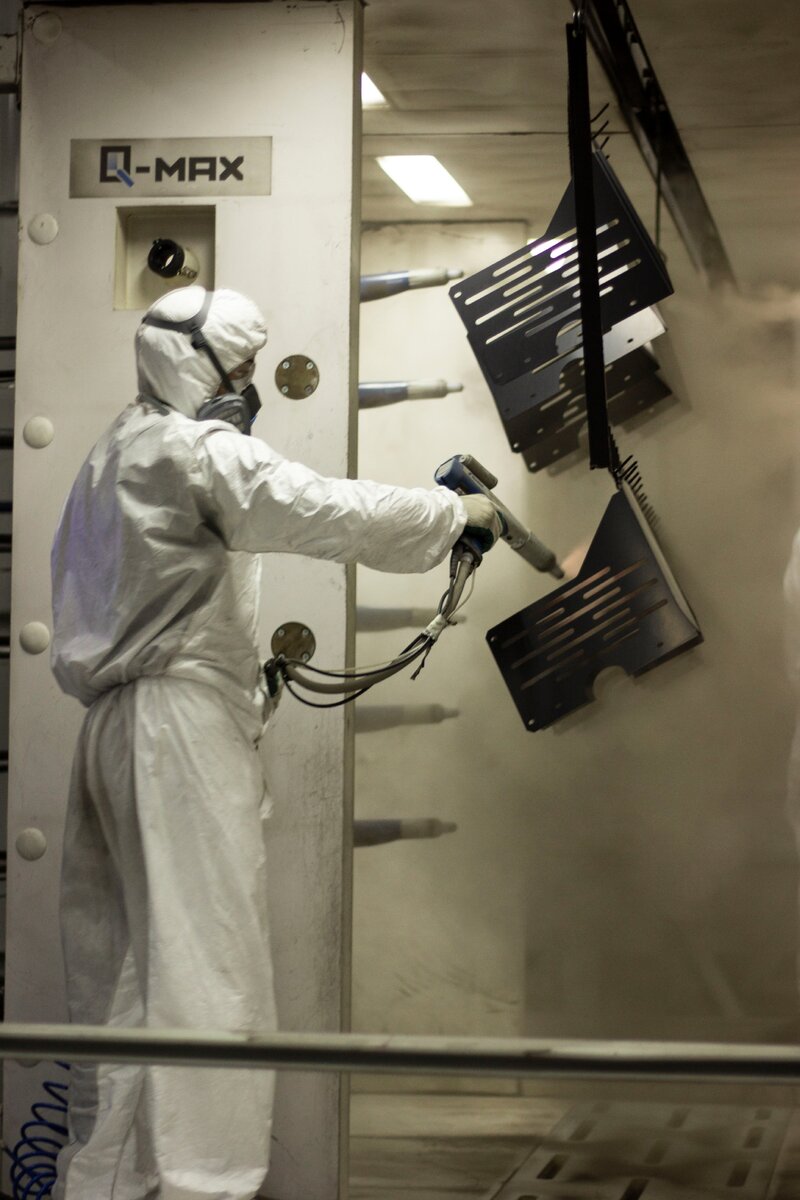 В порошковой камере основную часть работы выполняет автоматика, но и маляру есть чем заняться