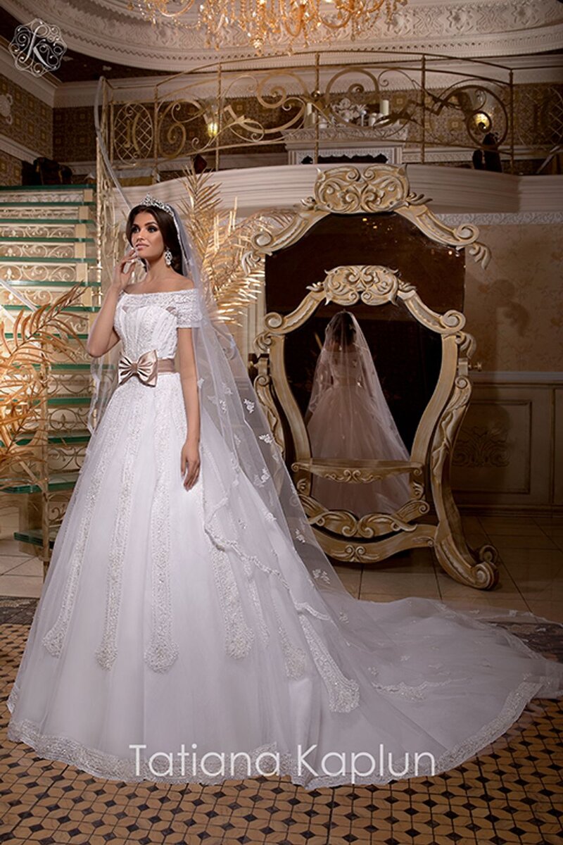 Свадебное платье с длинной фатой