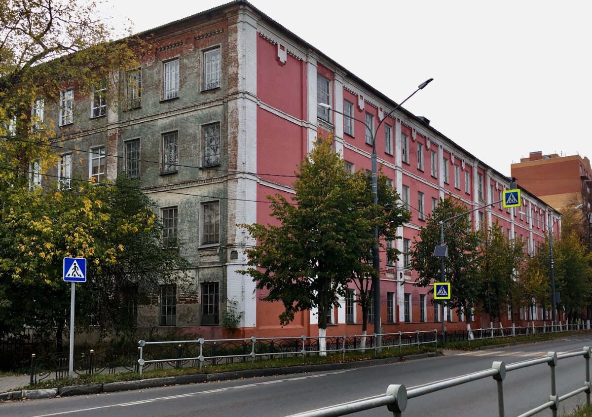 Яркий пример того, когда денег хватило только на главный фасад