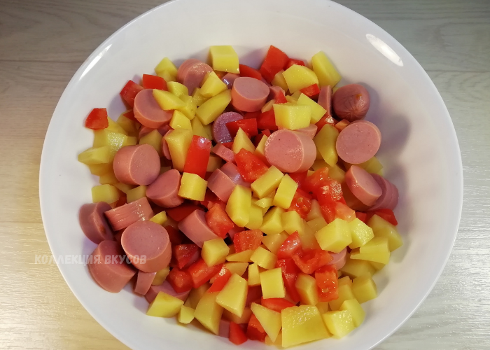 Перекладываю все ингредиенты в глубокую миску, добавляю майонез, соль и специи