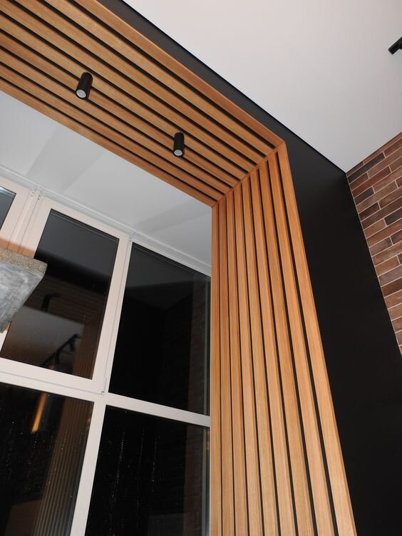 Помимо зонирования рейки так же являются одним из вариантов отделки - или даже скорее выделения более активной части стены или, как в данном случае, откоса