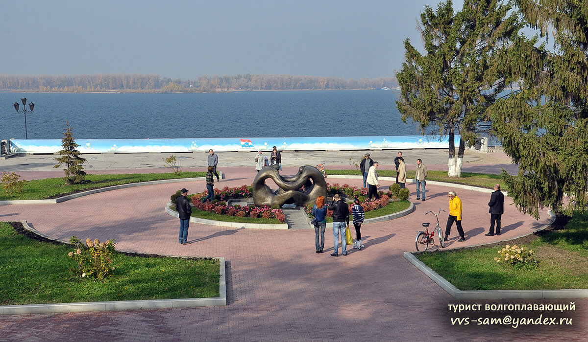 Вид на сквер и Волгу с Волжского проспекта. Фото 12.10.2014.