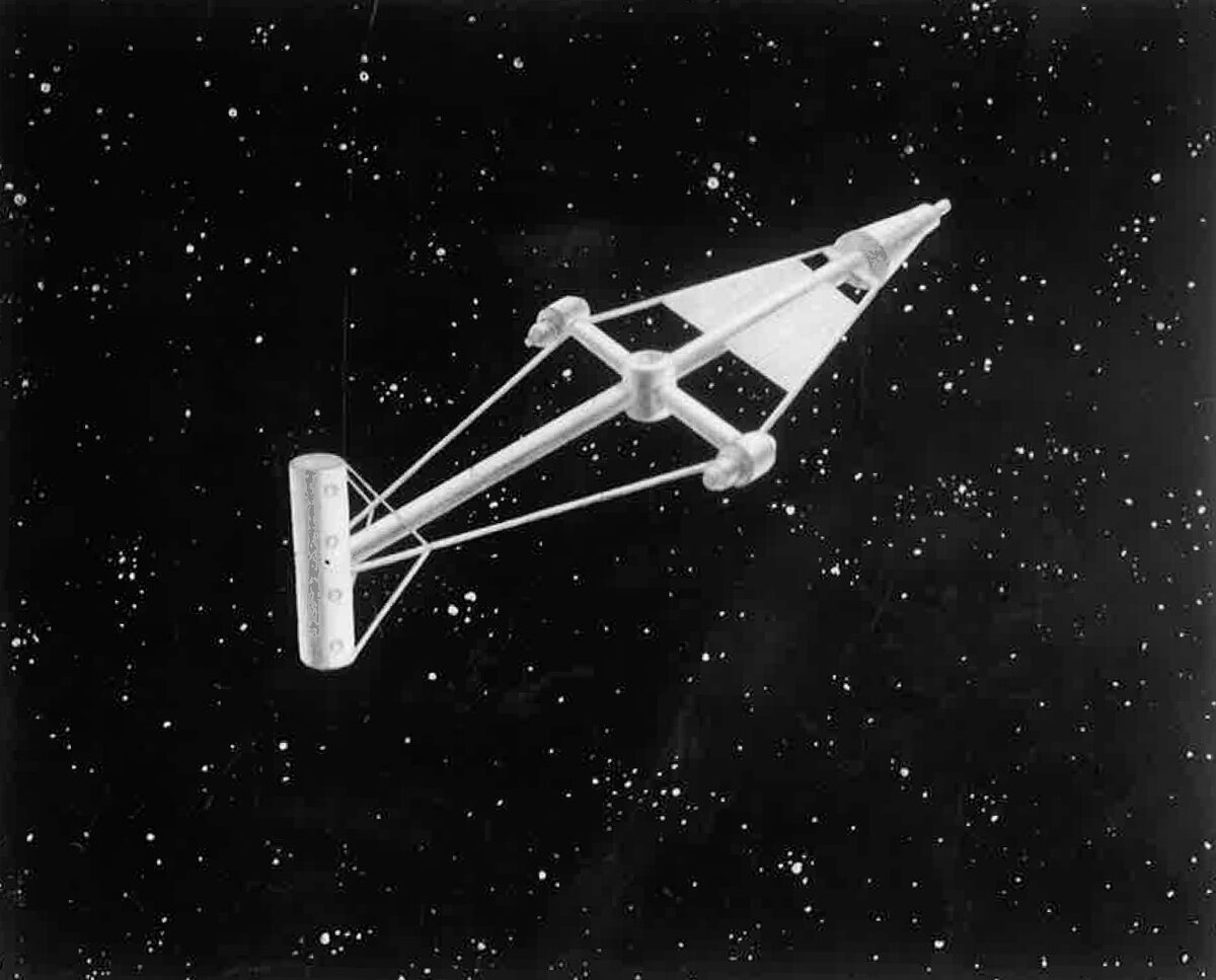 Рис.  Тяжёлый межпланетный корабль (ТМК), вращающийся в полёте для создания центробежной силы (искусственной силы тяжести) в жилых помещениях. Предназначен для полёта на Марс. Рисунок сделан по эскизу С.П. Королёва, по его распоряжению (публикуется впервые).