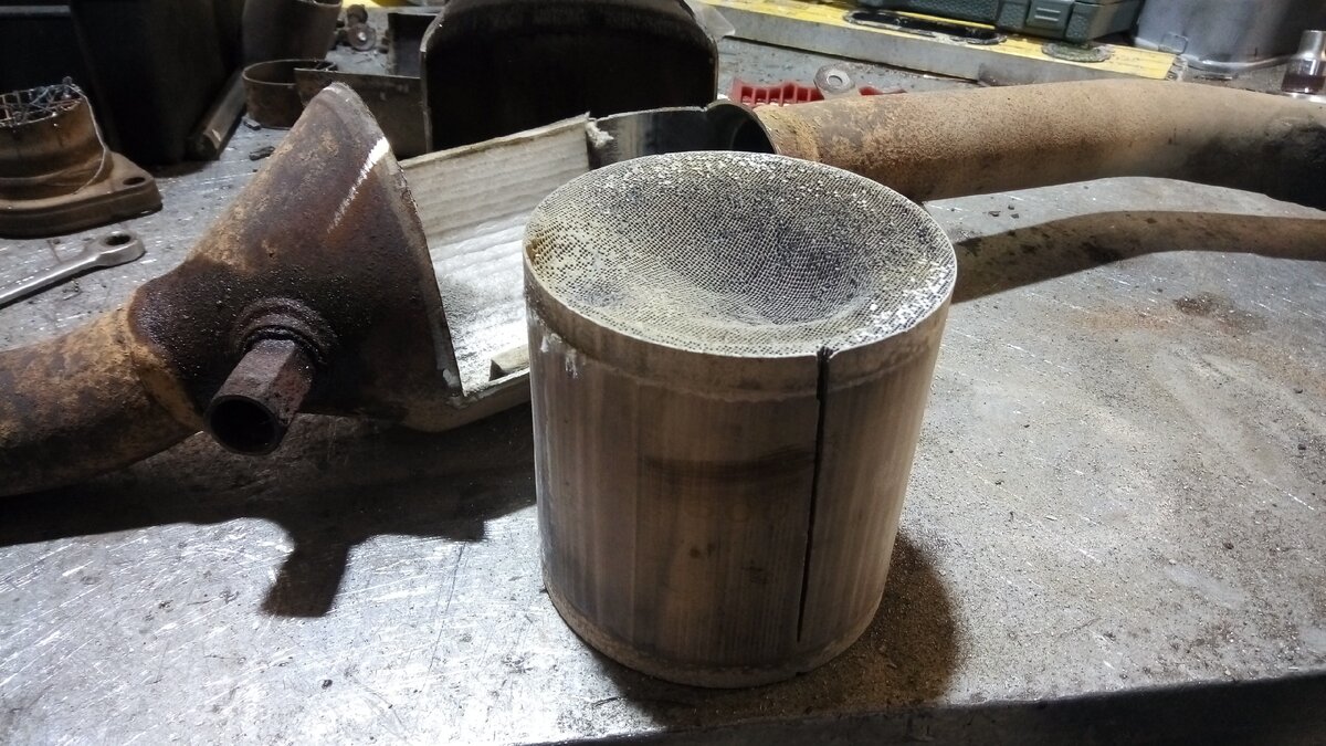 Катализатор Subaru с пробегом 378 000 км, полностью забитый и деформированный.