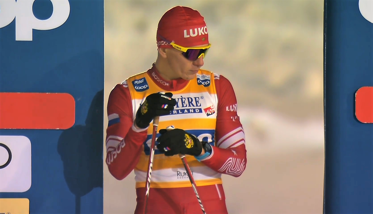 Александр Большунов на старте финального забега спринтерской гонки в Руке.