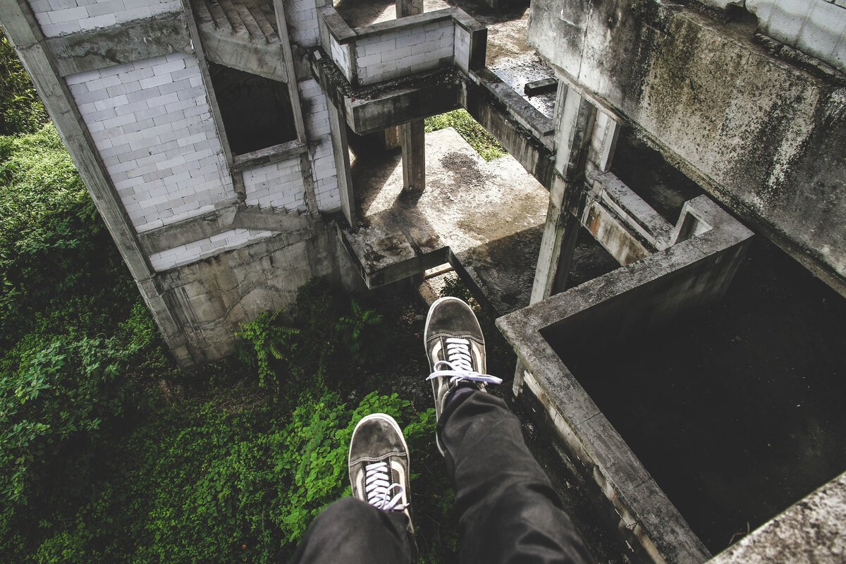 "Богатые тоже зомби 3: кукловоды", Екатерина Широкова. Фото IB Wira Dyatmika на Unsplash