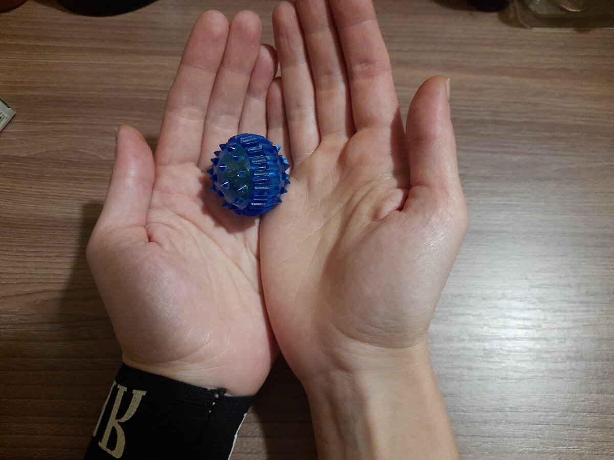 Всё предельно просто: слегка сжимаем шарик ладонями 