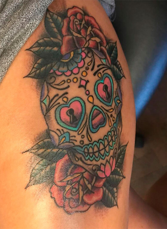 Татуировка на руке у парня 2 туза , череп , корона и роза значения?