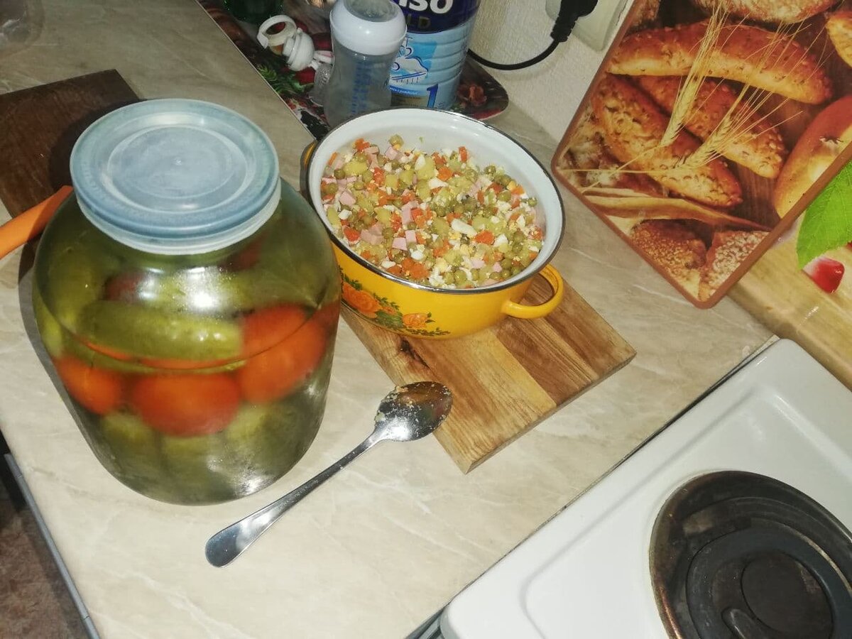 Осталось порезать огурчики