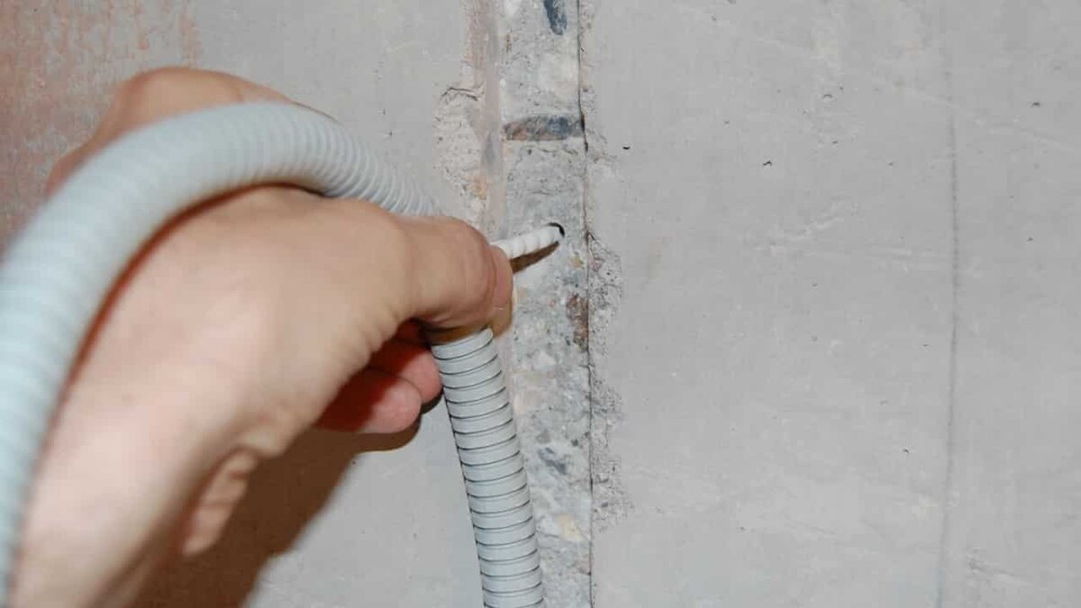 Крепление гофры на дюбель