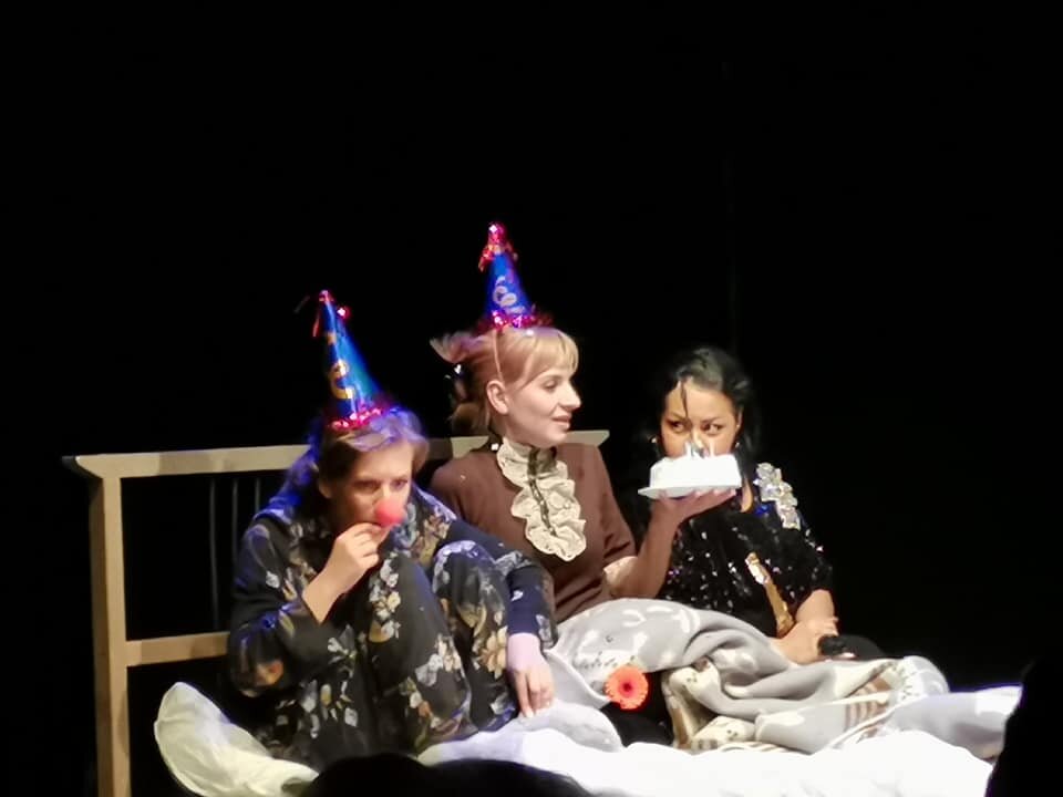 Лиза Арзамасова, девушка из зала, Мариам Мерабова