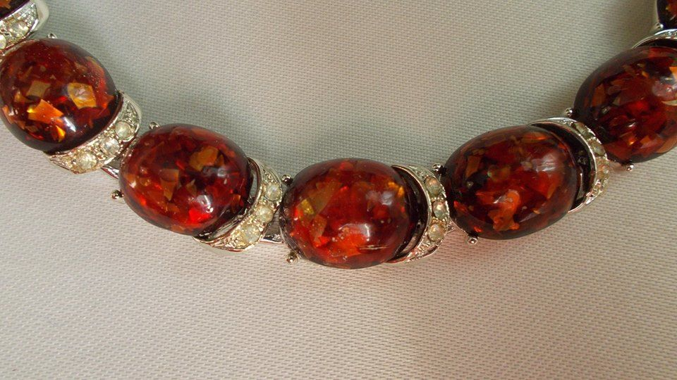 люцит (lucite). люцит в бижутерии. черепаховый комплект. бусы люцит. бусы из люцита.