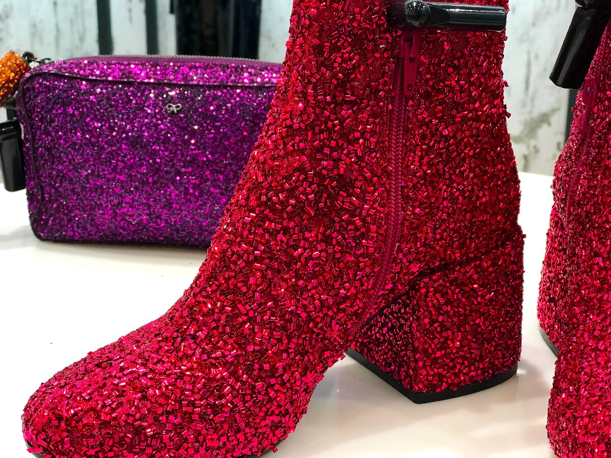 Ядовито-розовые черевички известной французской марки Maison Margiela и пурпурно -сливовый  клатч из Китая -  фото автора.