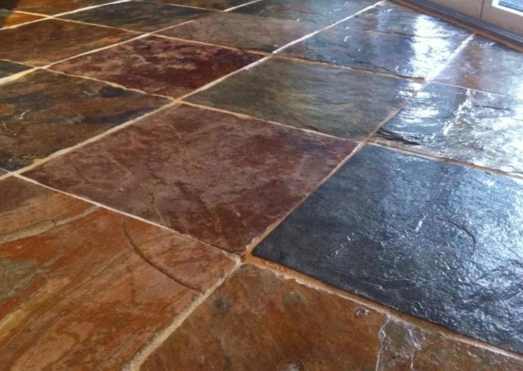 Отделка пола из натурального камня, в отличие от мрамора натуральный камень более извилистый и неровный