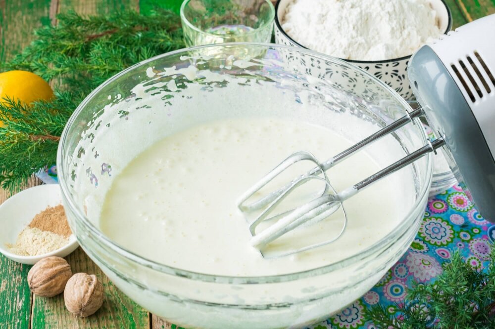 2. Whip the mixture at maximum mixer speed for 10 minutes until light and gassy substance is obtained.