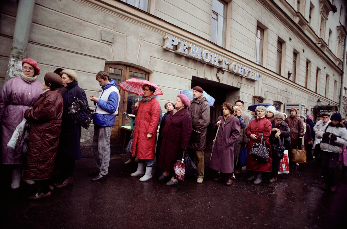 Петербург 1991. 1991 Год очередь. Очередь за продуктами. Люди на улице. Люди на улице Россия.