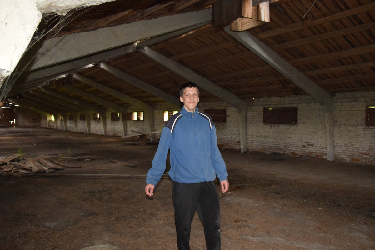 Отправились с другом в глухую деревню и нашли заброшенный но нетронутый вандалами склад зерна.