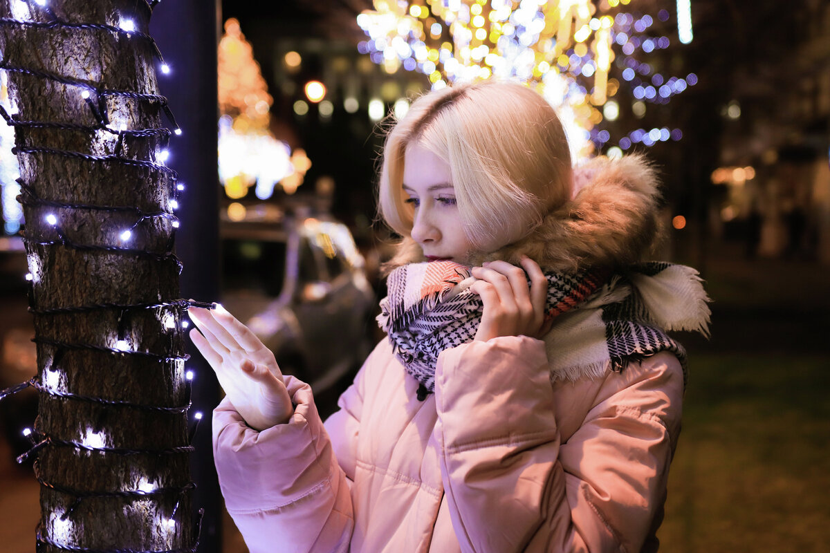 Как всегда мы ждём Нового года с нетерпением, и окунаемся с головой в волшебство, которое дарит этот зимний праздник.На фото: девушка в центре Симферополя.© Туристический портал Республики Крым, Алексей Цесельский