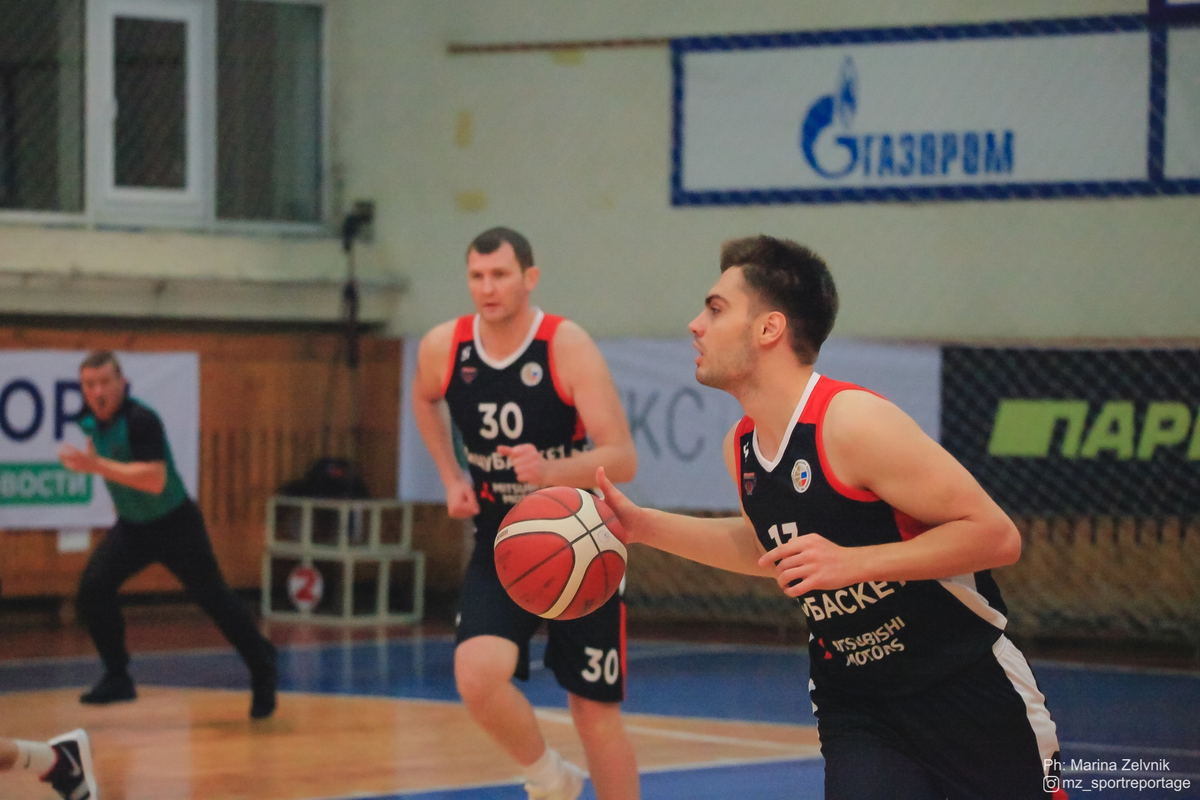 Александр Кузнецов забросил со своей половины площадки